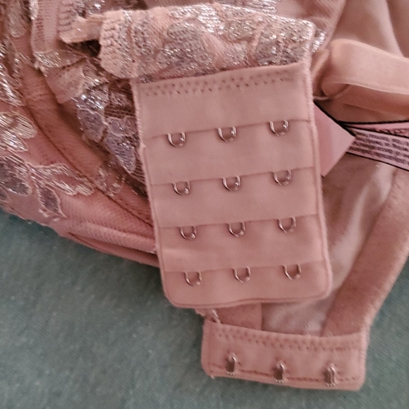 Pink lace bra - Picture 2 of 3